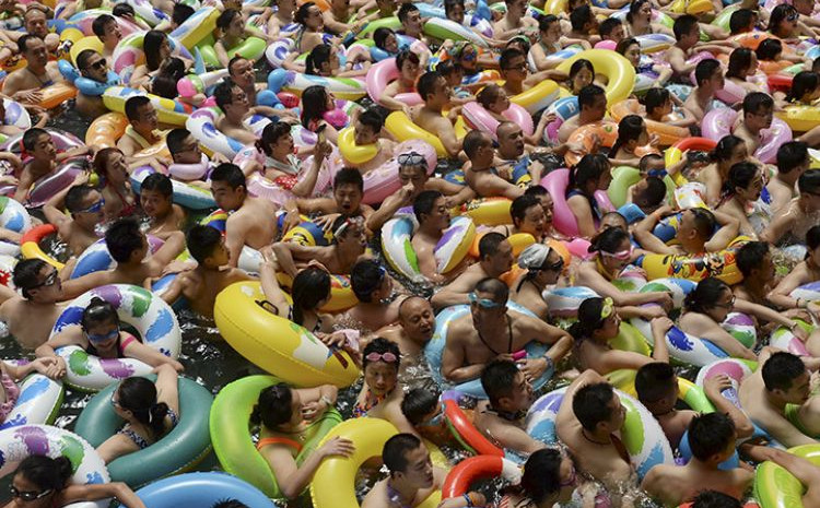 Pročitajte više o članku Ljudi ne mogu da se pomjere: Kineski bazeni su prava noćna mora za kupanje