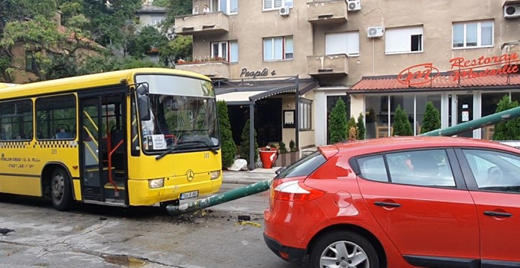Pročitajte više o članku Haos u Sarajevu: Autobus se zabio u banderu, ona pala i razbila dva automobila