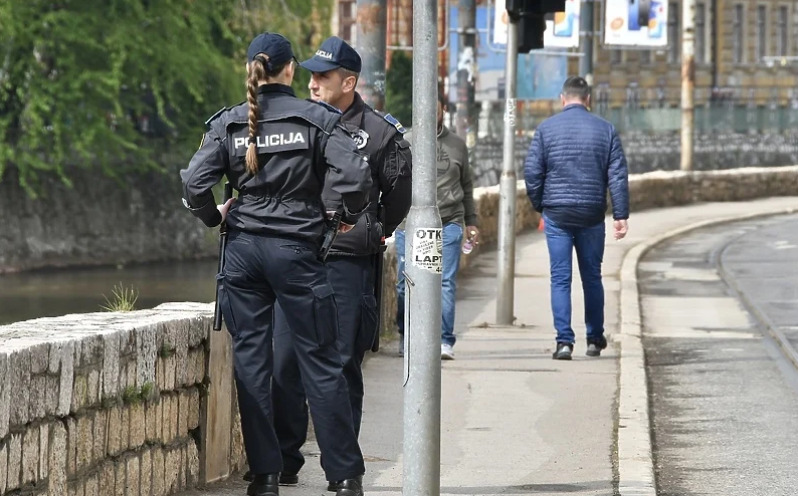 Pročitajte više o članku Drska pljačka u Sarajevu: Usred kafića oteli novac maloljetniku, prijetili mu nožem￼￼