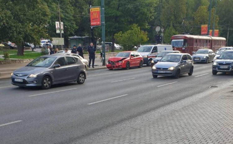 Pročitajte više o članku U sudaru u centru Sarajeva učestvovala tri automobila, obustavljen tramvajski saobraćaj