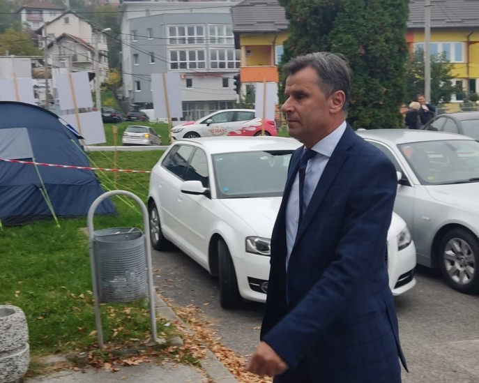 Pročitajte više o članku Crnolistaš Fadil Novalić stigao u Sud BiH: Nastavlja se suđenje respiratorskoj mafiji