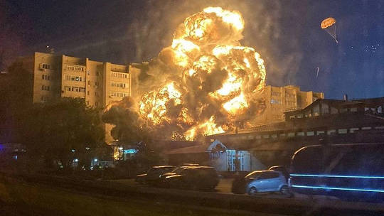 Pročitajte više o članku Zapaljena stambena zgrada nakon pada ruskog vojnog aviona (VIDEOS)￼