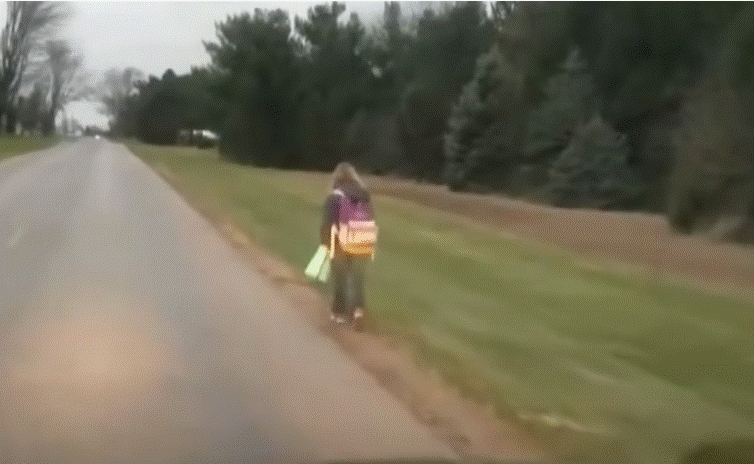 Pročitajte više o članku Otac natjerao kćerku da pješači do škole 8 km po kiši: Kad je saznao ŠTA JE URADILA u autobusu objavio VIDEO