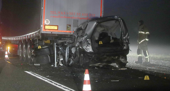 Pročitajte više o članku Dva vozača iz BiH učestvovala u stravičnom sudaru: VW podletio pod kamion, poginula žena