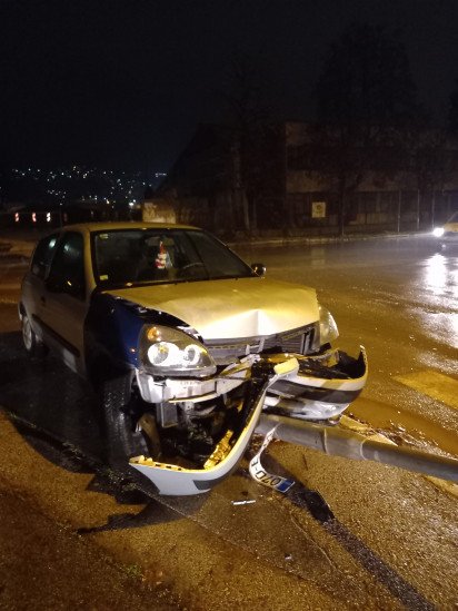 Pročitajte više o članku Nesreća u Sarajevu: Automobilom se zabio u semafor i srušio ga, vozač povrijeđen