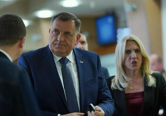 Pročitajte više o članku Dodik negodovao zbog himne BiH, izašao iz sale pa prigovarao Cvijanović
