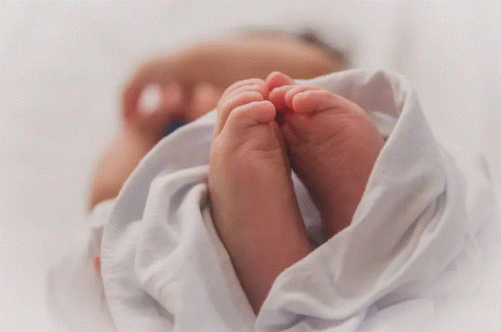 Pročitajte više o članku Video koji je obišao svijet: Beba prohodala sekundu nakon poroda