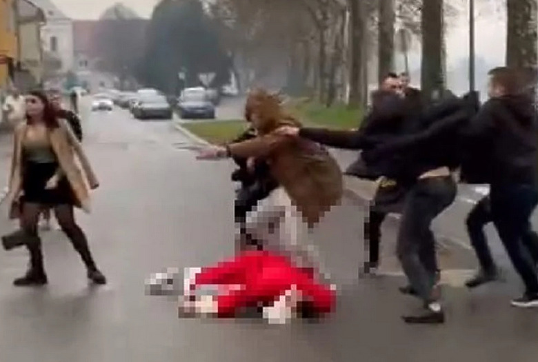 Pročitajte više o članku U Slavonskom Brodu: Vojnik brutalno pretukao muškarca obučenog u kostim Djeda Mraza (VIDEO)