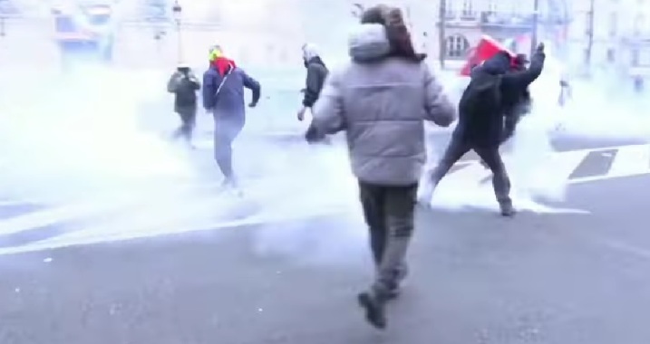 Pročitajte više o članku Incidenti na protestima u Parizu zbog oružanog napada kod kurdskog centra