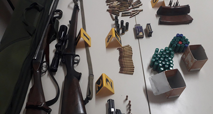 Pročitajte više o članku Žena pijana prijetila komšiji i policiji, u kući joj našli veći arsenal oružja