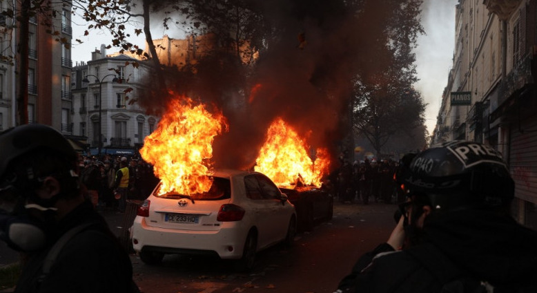 Pročitajte više o članku Policija u Parizu sukobila se sa demonstrantima treću noć uzastopno