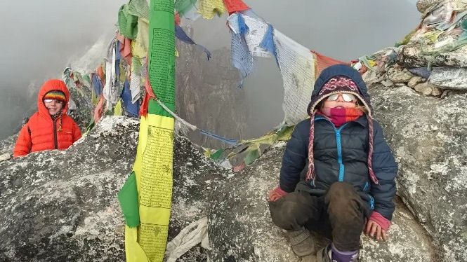 Pročitajte više o članku Četverogodišnja Zara osvojila Mount Everest: Tokom uspona je prestizala starije penjače