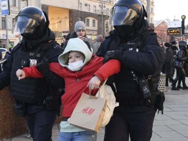 U antiratnim prosvjedima u Rusiji 6440 uhapšenih