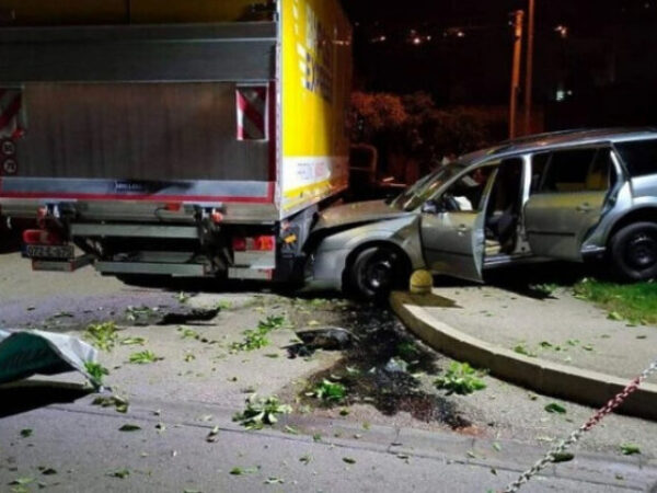 Nesreća u Mostaru: Vozilom uništio reklamni pano i ogradu