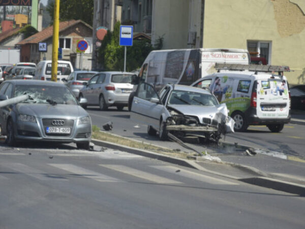 Težak sudar Audija i BMW-a u Tuzli, ima povrijeđenih