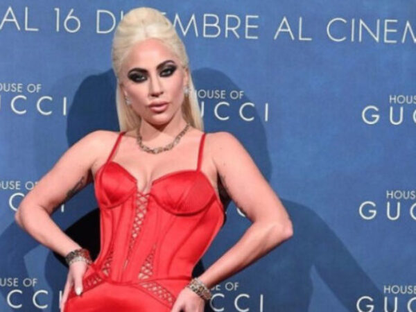 Lejdi Gaga na italijanskoj premijeri „House of Gucci“ oduševila u Versaće haljini