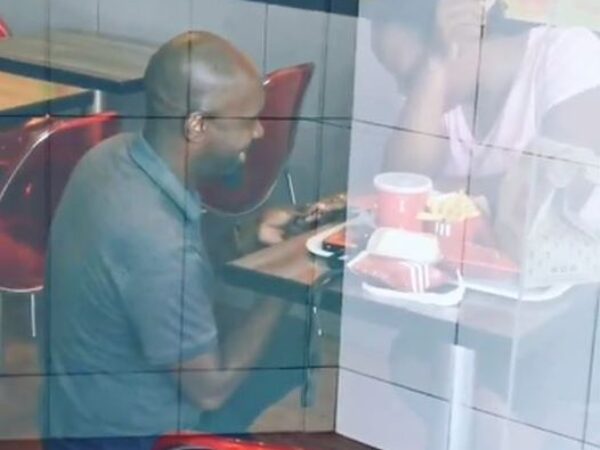 Momak iz Južne Afrike zaprosio je svoju devojku u restoranu brze hrane