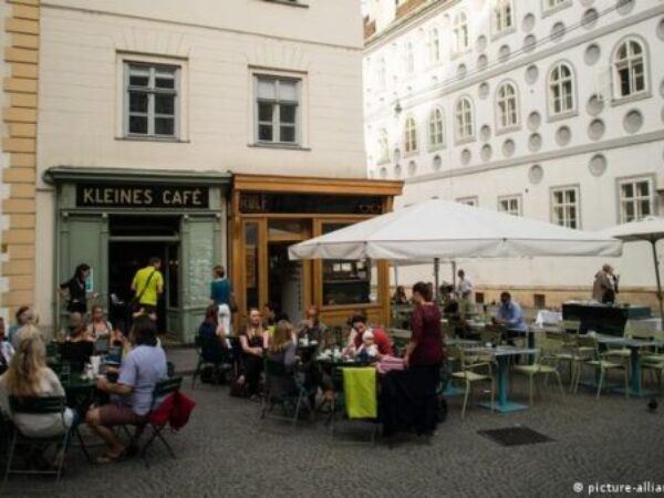 Zbog 2G pravila u Austriji zatvara se sve više kafića