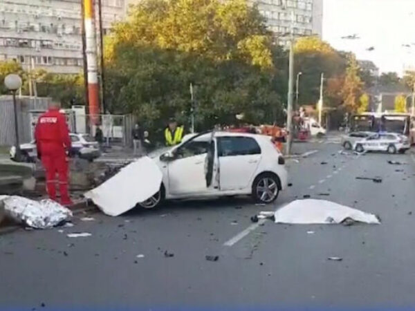 Stravična saobraćajna nesreća u Beogradu: Dijelovi automobila rasuti po cesti, dvoje poginulo