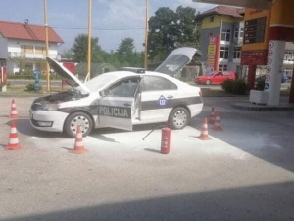 Na benzinskoj pumpi se zapalilo policijsko vozilo