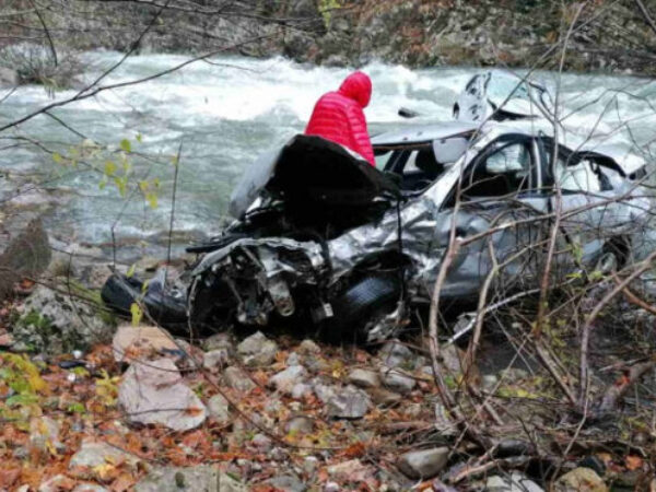 Automobilom sletjeli u kanjon Morače, poginula jedna osoba