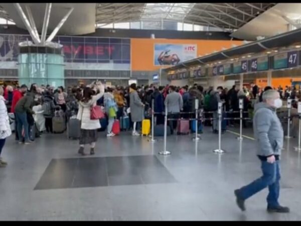 Gužve na aerodromu u Kijevu: Ukrajinu napuštaju strane diplomate, zaposlenici...