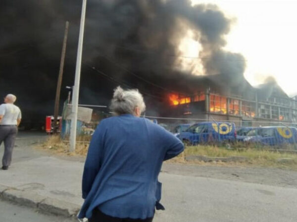Izbio veliki požar: Planuo magacin u Luci Beograd