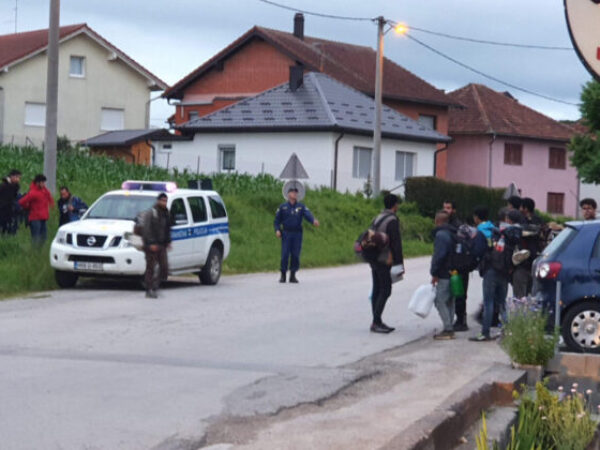 Krijumčari migranata pokušali da pobjegnu policiji, jedna osoba poginula