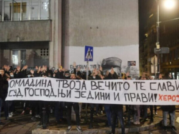 Grupa mladića večeras u Beogradu čuva mural ratnog zločinca Ratka Mladića