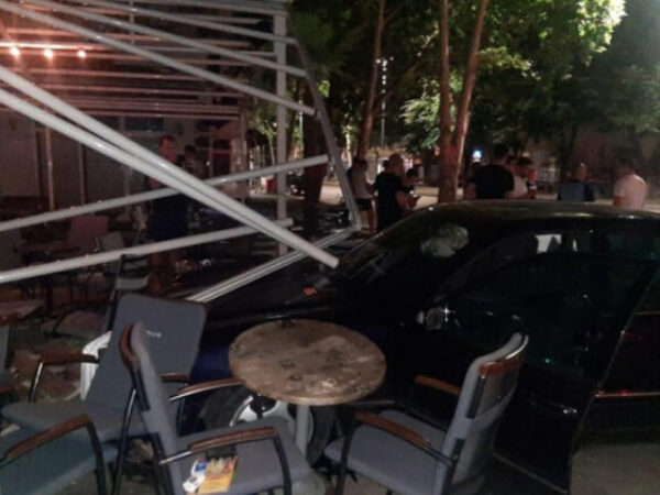 Automobil koji je uništio terasu u Mostaru