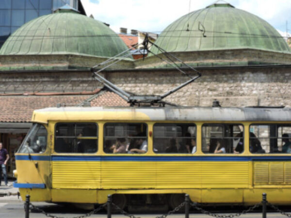 Na tramvajskoj stanici kod Katedrale u Sarajevu danas je viđena jedna nesvakidašnja scena