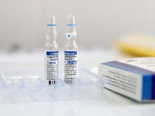 NOVOSIBIRSK, RUSIJA - 3. MARTA 2021: Ampule sa vakcinom Gam-COVID-Vac (Sputnik V) COVID-19 prikazane su na mestu vakcinacije COVID-19 u bolnici za ratne veterane br.