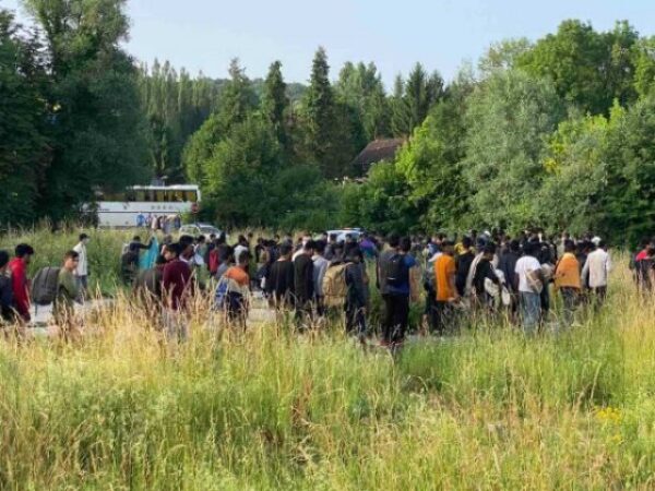 Nakon razornog tornada desetine oštećenih kuća u predgrađima Chicaga