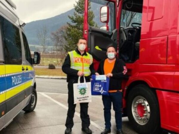 Saobraćajna policija u Njemačkoj sa poklonima iznenadila vozače kamiona
