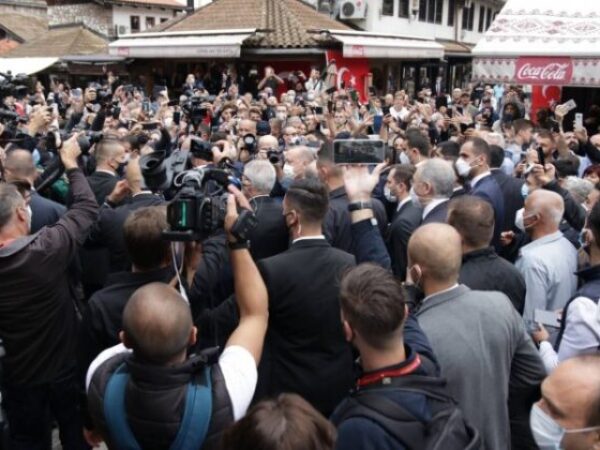 Veliki broj građana dočekao Erdogana u Sarajevu