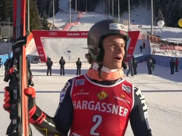 Norvežanin Lucas Braaten slavi nakon skijanja