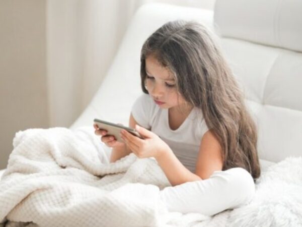 Stručnjak upozorava: Djeca mlađa od 11 godina ne bi smjela imati mobitel