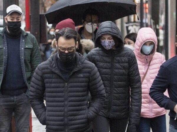 THE CANADIAN PRESS 2020-11-01 People wear face masks as they walk along a street in Montreal, Sunday, November 1, 2020, as the COVID-19 pandemic continues in Canada and around the world. THE CANADIAN PRESS/Graham Hughes Graham Hughes  Photo: PA Images/PIXSELL