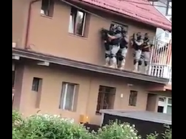 VIDEO: Specijalci ulaze u kuću gdje je muškarac bio zatočen - Švrakino Selo