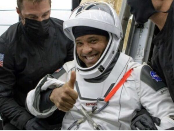 © Bill INGALLS US astronaut Victor Glover after exiting the SpaceX Crew Dragon capsule that brought him back to Earth, landing off Florida May 2, 2021