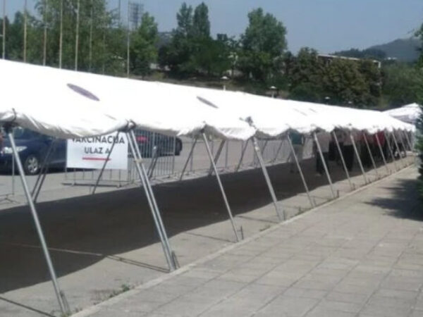 Ispred sarajevske Zetre postavljeni šatori kako bi se zaštitili građani koji čekaju na vakcinaciju