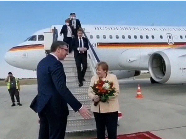 Angela Merkel sletjela u Beograd, sutra sastanak s liderima regiona u Tirani
