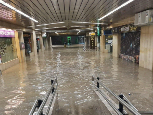 u Ljubljani poplavljeno 500 zgrada
