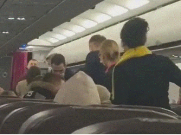 Muškarac pokušao otvoriti vrata aviona u letu za Tuzlu jer nije želio putovati za Beograd