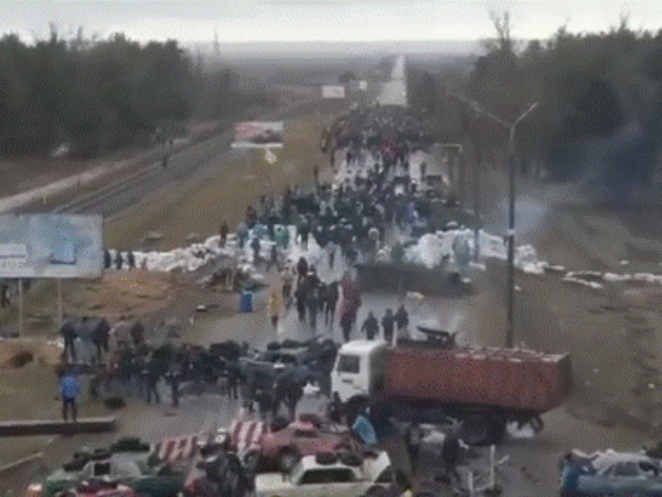 Ukrajinski civili blokiraju put do grada Energodara
