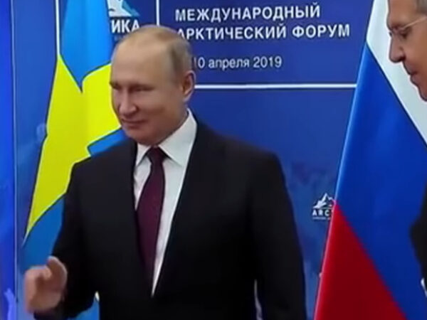 Snimak na kojem se niko ne pozdravlja s Putinom postao viralan na mrežama