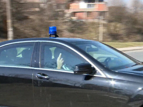 Dodik iz automobila pokazao srednji prst novinarima