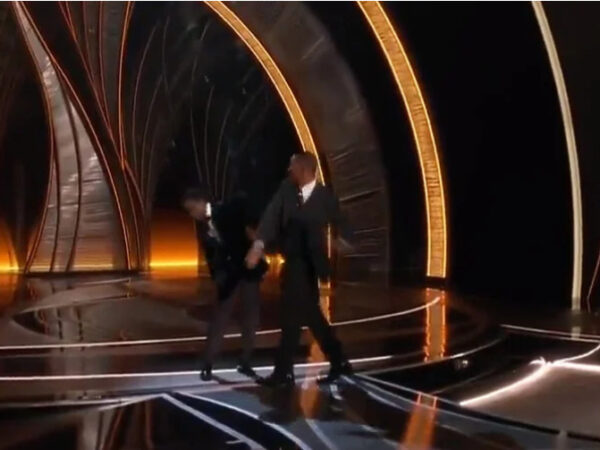Will Smith je udario Chrisa Rocka u lice na sceni na dodjeli Oscara nakon što je komičar napravio šalu na račun glumčeve supruge Jade Pinkett Smith.