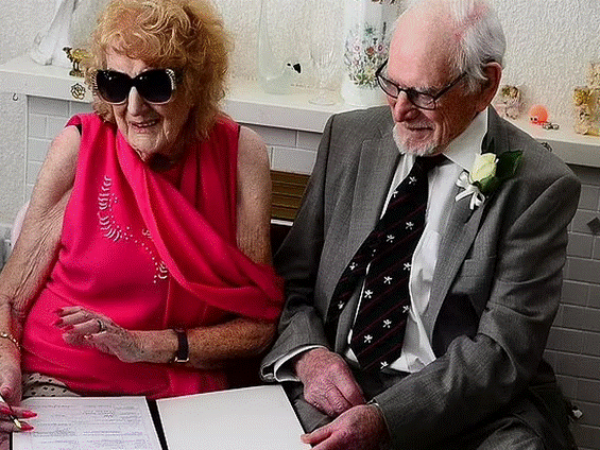 Par iz Britanije se vjenčao u devetoj deceniji života