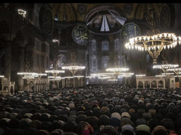 Nakon 88 godina u džamiji Aja Sofija u Istanbulu sinoć je klanjan teravih-namaz